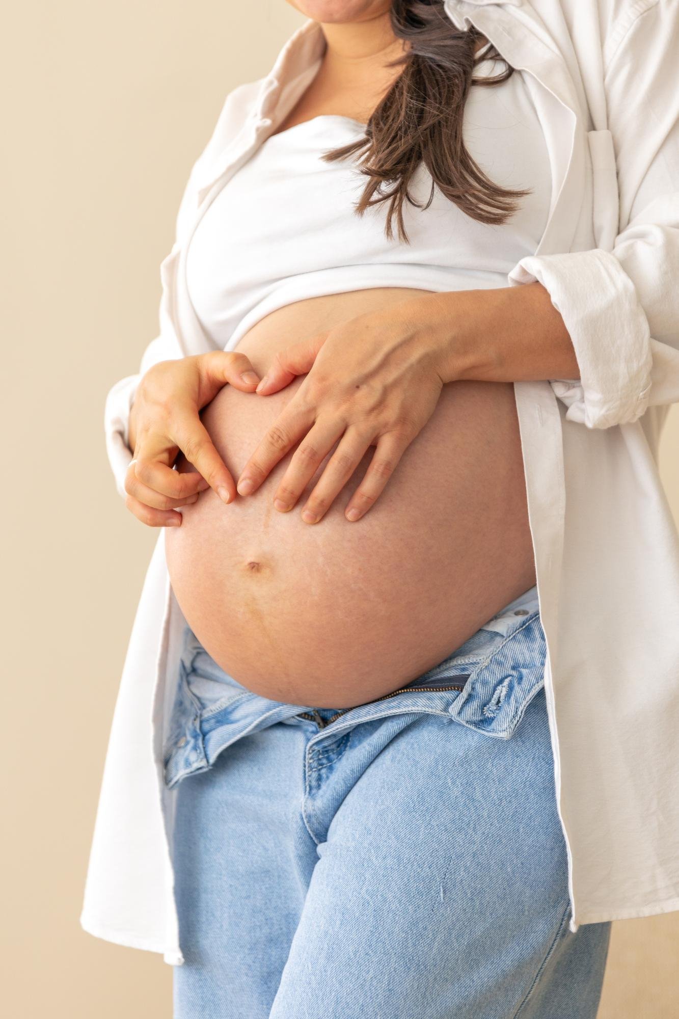 Gestante com as mãos sobre a barriga