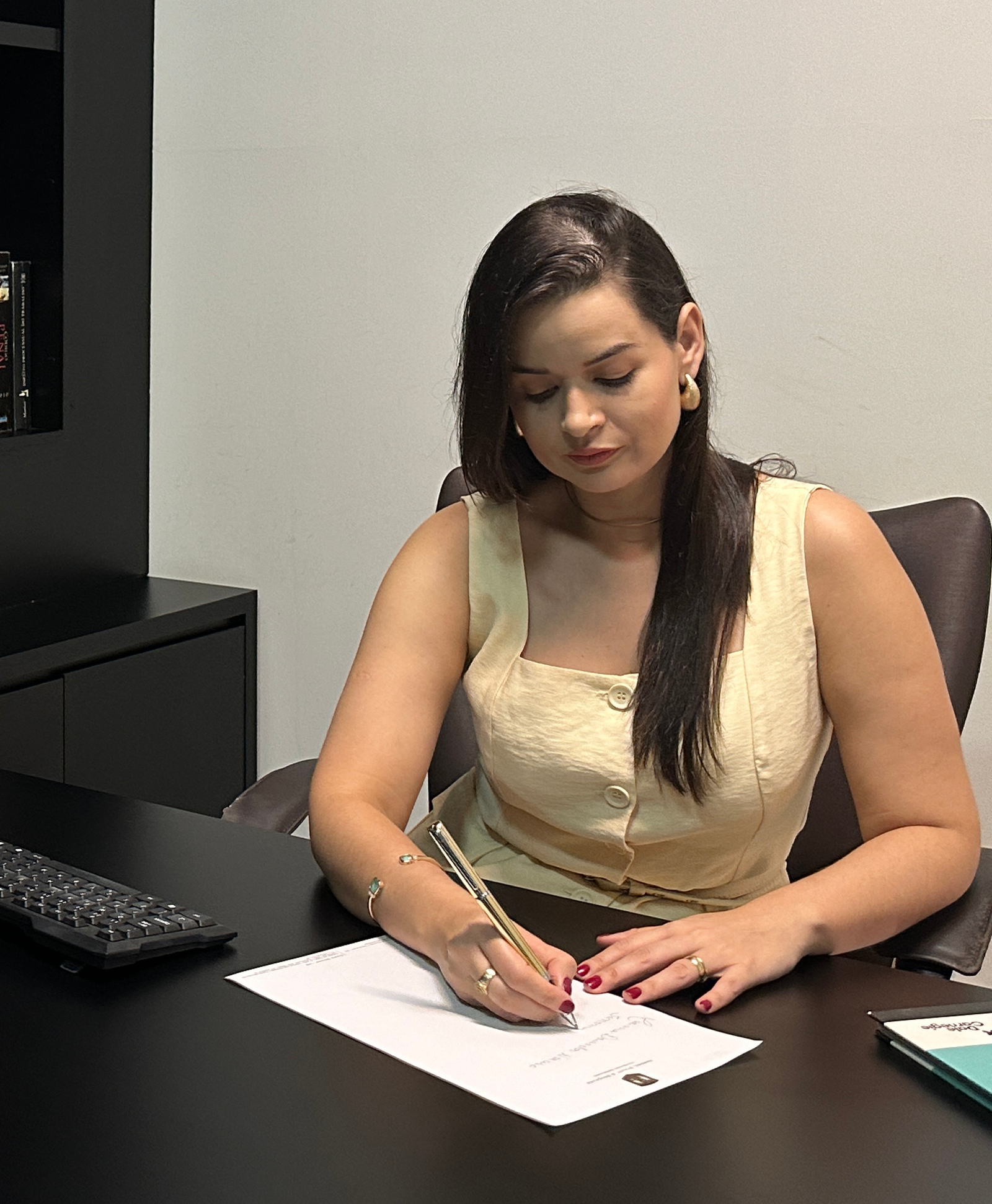 Dra. Mariana Dourados Narciso Sanomiya em seu escritório